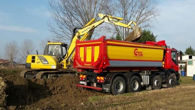 Corazzari Claudio Movimento Terra - Servizio Gru - Noleggio Casse Scarrabili - Immagine 2